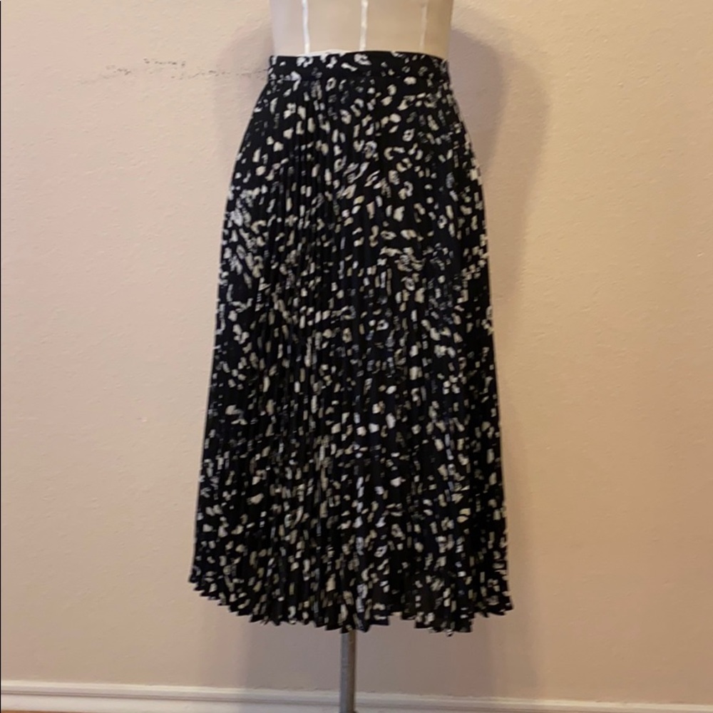 Pleated midi-skirt